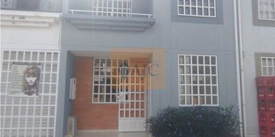 ¿Buscas una casa amplia, con excelente distribución y en una zona tranquila y de gran proyección residencial? Esta propiedad ubicada en Molinos del Viento Etapa I – Piedecuesta es justo lo que necesitas.

Ubicada en un sector residencial moderno y organizado, rodeado de naturaleza, con clima fresco, calles pavimentadas, buen alumbrado, acceso fácil a transporte público y servicios de barrio como tiendas, ferreterías, papelerías y más. Ideal para familias que buscan comodidad, seguridad y un entorno agradable.

? Distribución en 3 niveles:

? Primer nivel:


 
 Sala independiente
 
 
 Comedor independiente
 
 
 Hall de acceso
 
 
 Baño social (sanitario y lavamanos)
 
 
 Cocina amplia con mesón enchapado
 
 
 Zona independiente para lavadora
 
 
 1 habitación con baño privado y espacio para clóset
 


? Segundo nivel:


 
 1 habitación con espacio para clóset
 
 
 1 habitación con clóset, baño privado y balcón
 
 
 Hall de T.V.
 
 
 2 habitaciones adicionales sin clóset (amplias)
 
 
 Baño social completo (lavamanos, sanitario y ducha)
 


? Tercer nivel:


 
 Placa habilitada para ampliación o mejoras
 
 
 Lavadero y zona de tránsito
 
 
 Espacio versátil para adaptar terraza, zona de BBQ o más habitaciones
 


✅ Ventajas del inmueble:


 
 Estructura sólida, con gran aprovechamiento del espacio
 
 
 Ideal para familias numerosas o quienes buscan ampliar a futuro
 
 
 Barrio de vocación residencial con excelente entorno
 
 
 Clima agradable, ambiente tranquilo y buena valorización
 


? ¡Una casa con todo el potencial para convertirse en el hogar que sueñas!

? Agenda tu visita al 3104851628
? Inmobiliaria e Ingeniería AJC Ltda.
? ¡Te acompañamos a dar el siguiente paso con confianza!
