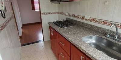Hermoso apartamento en quinto piso sin ascensor, de dos habitaciones con closet, baño cocina y área de lavandería independiente, cuenta con excelente iluminación, ventilación y espacio, esta ubicado en una excelente zona de la ciudad por lo tanto cuenta con acceso a vías principales haciendo fácil el uso de Transporte público (SITP, TRANSMILENIO, TAXI). Para mayor información e interesados comunicarse con el Ejecutivo comercial Diego Fernando Zuluaga al Número celular 3203021090.