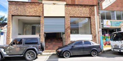 Bodega disponible para arriendo en el Municipio de Caldas, Ant. en semi sótano, cuenta con entrada cómoda e independiente, con espacios abiertos, acondicionada con 2 baños, patio trasero, excelente iluminación, excelentes rutas de acceso y transporte público, ideal para empresas de confección, remates, minimercados, taller de motos, parqueadero de motos, almacenamiento y mucho más! anímate a conocer este espacio agendando una visita al Contacto 301.598.9091