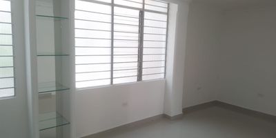 Oficina en arriendo cerca a restaurantes, centros comerciales, tiendas, supermercados de cadena, parques, rutas de transporte, colegios y zonas complementarias del sector. Piso en baldosa, 5 espacios, 2 baños y cocineta. Inmuebles sujetos a verificación de disponibilidad.