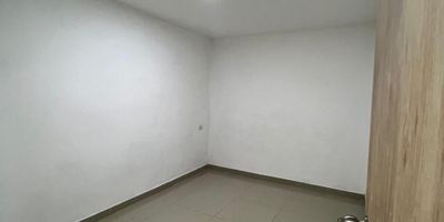 ¡El inmueble perfecto para ti! En arriendo tenemos apartamento en 2 piso de 55.10 m2 ubicado en sector tradicional de la ciudad, cuenta con 2 habitaciones, salón comedor, hall de alcobas, 1 baño, cocina y área de labores ¡Ven y aprovecha ya!