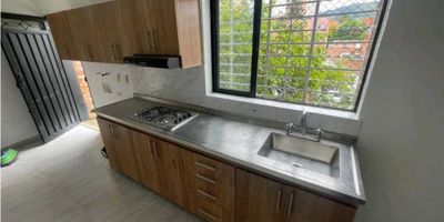 Arrienda hoy mismo este amplio y confortable casa en el sector de Santa Mónica, una zona residencial que se destaca por su tranquilidad, seguridad y excelente ubicación.

La propiedad cuenta con un área aproximada de 90 m² distribuidos de manera estratégica para brindarte comodidad y funcionalidad. Dispone de 2 acogedoras habitaciones, 2 baños completamente cabinados, cocina integral con red de gas, pisos en cerámica de fácil limpieza y un estrato 4 que representa equilibrio entre calidad de vida y economía.

Su localización es privilegiada, a tan solo unas cuadras de la iglesia de Santa Mónica y de La América, con fácil acceso a rutas de transporte público, vías principales y múltiples opciones de comercio. Además, encontrarás cerca supermercados, tiendas D1 y todos los servicios que necesitas para tu día a día.

El proceso de arrendamiento es ágil, 100 por ciento virtual y gratuito, gracias a nuestra alianza con la aseguradora El Libertador, lo que garantiza confianza, respaldo y tranquilidad en cada paso.

Este apartamento es ideal para familias que buscan un hogar en un sector estratégico de la ciudad, con todas las comodidades y cercanía a lo que realmente importa. No pierdas la oportunidad de conocerlo, agenda tu cita ahora mismo y descubre por qué esta puede ser la vivienda que estabas esperando.

CODIGO:R16591
