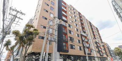 Presentamos en arriendo este hermoso apartaestudio para estrenar ubicado en el Conjunto Residencial Attico 123, dentro de un sector residencial a pocas cuadras del C.C. Hacienda Santa Barbara y Unicentro, así como la zona gastronómica y comercial de Usaquén, con vías de acceso principales por la Cra.7 y 9 Cl. 123 y Cl. 127 y acceso a paraderos del SITP.  El conjunto ofrece ascensor y parqueaderos con Valet Parking. El apartaestudio cuenta con ambientes separados, cocina integral abierta con muebles en madera y nevera, una habitación con closet, zona de lavandería independiente y baño completamente dotado con división en vidrio. Zonas comunes próximas para entregar. Para más información, no dudes en contactar a Ramiro Ospina al 3143673471 o al correo electrónico ramiro.ospina@inmobiliariabogota.com. En Inmobiliaria Bogotá, estamos comprometidos a brindar una experiencia de vida excepcional para nuestros clientes desde el momento en que se unen a nuestra comunidad.