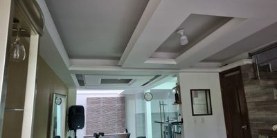 Casa en venta barrio parques de la Italia Palmira valle.

Casa de dos pisos con acabados de lujos.

Ubicada en vía principal cuenta con antejardín amplio cubierto con garaje , rejas de seguridad.
Puerta de seguridad. 
Zona amplia de sala y comedor, cocina integral, zona de lavado y patio de luz.
En el segundo piso encontrarás tres lindas habitaciones con clóset la principal con baño privado y vestier. 
Pisos en porcelanato, pasamanos en acero inoxidable, cielos falsos en PVC con luces led , columnas para una adecuada cimentación, esta propiedad cuenta con todas las comodidades para hacer un hogar tranquilo.
Zona de desarrollo urbanístico, muchas zonas verdes , colegios y comercio cercano.

Estado legal. Hipoteca natural.

Valor $295.000.000.

Información 315.33195.92