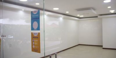 Alquilo Hermosa oficina al sur de Cali en Holquines trade center, incluye Iva y administración, excelente ubicación en primer piso. ID-ERGUZ
