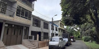 Se vende casa en el barrio san Fernando cuba cerca al intercambiador del mega bus con 108 m de terreno y 180 m construidos, piso principalmente de granito alfombrado.

casa con dos niveles
1 piso consta de
1 habitación
sala comedor y hall
cocina
patio con lavadero
depósito
un salón grande para estudio
baño social
2 piso consta de
1 cuarto pequeño
habitación principal
2 habitaciones complementarias
depósito
terraza descubierta
baño social
cuenta con servicios de agua, luz y gas natural