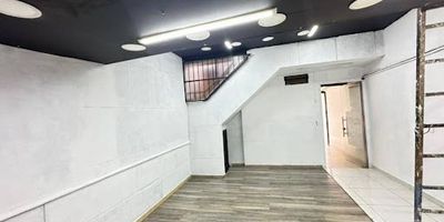 Oportunidad única en Envigado!  Primer piso  Casa comercial Si buscas espacio, ubicación y potencial de negocio, ¡este inmueble es para ti! Contáctanos hoy mismo y agenda tu visita