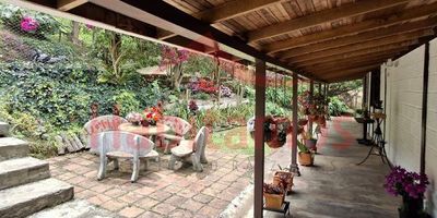 Te presentamos esta hermosa casa-finca ubicada en Vereda Guapante, el tranquilo barrio rural por excelencia. Con sus 6141m2 de terreno, esta propiedad te ofrece todo el espacio que necesitas para desconectarte de la ciudad. Disfruta de 5 amplias y luminosas alcobas listas para convertirse en tu refugio de paz. Cuenta también con 2 baños modernos y 4 grandes closets, así mismo cuenta con 1 cabaña de 2 alcobas y una bodega muy amplia de 50 mts construidos.Relájate en la acogedora sala de estar o sal a admirar las vistas desde el mirador. El parqueadero descubierto te permite albergar varios vehículos y el visitantes ofrece comodidad extra. Ubicada a solo minutos de colegios y transporte público, esta finca te brinda tranquilidad sin aislamiento. Además, la unidad cerrada y zona de ropas te dan total seguridad.