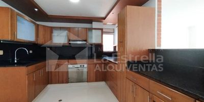 Casa Campestre en Venta – Urbanización Espigas, Sector Aves Marías, Sabaneta
Esta espectacular casa campestre unifamiliar es la opción ideal para quienes buscan exclusividad, amplitud y confort en un entorno natural y al mismo tiempo cercano a todo. Ubicada en la Urbanización Espigas, en el sector Aves Marías de Sabaneta, cuenta con 342 m² construidos en un lote total de 430 m², rodeada de tranquilidad y con excelentes rutas de transporte, colegios cercanos y el centro comercial Aves Marías a pocos minutos.La vivienda ofrece espacios generosos y elegantes distribuidos en dos salas, dos comedores, estudio o hall, biblioteca, tres alcobas más alcoba de servicio, siete baños cabinados, cocina integral y cocina sencilla, chimenea, tres vestier, dos clósets, patio cubierto, jardín, cuarto útil y parqueadero doble. Sus acabados en porcelanato y madera le dan un estilo moderno y acogedor que resalta en cada rincón.Como complemento, la unidad ofrece espectaculares zonas comunes para disfrutar 