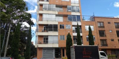  Apartamento en venta en el sector de Santa Bibiana, excelente ubicación, cuenta con dos alcobas con closet, la principal con baño, baño social con ducha, cocina integral abierta, zona de lavandería, dos parqueaderos independientes, depósito, pisos en madera laminada alcobas y sala comedor, cerámica en cocina y baños, vigilancia las veinticuatro horas. El edificio cuenta con parqueaderos de visitantes, cerca a la Autopista Norte y carrera diecinueve.

