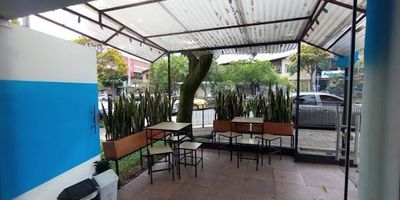  ¡SE ARRIENDA LOCAL ESPECTACULAR EN SAN MARCOS!  Local 2  Barrio San Marcos ¡Ideal para cafeterías, restaurantes, oficinas, consultorios, minimarkets, coworking y más! Este local lo tiene TODO para montar tu negocio con estilo y funcionalidad.  Características destacadas Área total 75 m 1 baño social  baño privado en cuarto interno Closet con puerta corrediza en vidrio negro Cocina lista para uso  Cuarto privado con baño  ideal para oficina, descanso o bodega segura Salón tipo bodega amplio al fondo  ¡espacio extra para almacenamiento o producción! Entrada con puerta de vidrio elegante Zona exterior con espacio para mesas o exhibición, rodeada de árboles frutales  Canon mensual $5.000.000  entrega inmediata Ubicación estratégica, zona residencial con excelente movimiento peatonal y vehicular. ¡Perfecto para hacer crecer tu marca! ¿Te interesa? Contáctanos y agenda tu visita 