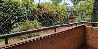 ¡Encuentra tu nuevo hogar!Apartamento luminoso listo para mudarte. Ubicado en el exclusivo sector de Pontevedra en Envigado, a solo minutos de la Clínica Auna y de todos los servicios que necesitas.
Disfruta de este apartamento de 78m2 construidos que cuenta con 3 amplias habitaciones, 2 completos baños, cocina integral y amplia sala comedor con acceso a un balcón para tomar el sol y zona de lavado. 
La comodidad es lo primero, con parqueadero propio cubierto, portería 24 horas. Además, podrás traer a tu mascota sin problemas.
En este condominio encontrarás juegos infantiles y parqueaderos de visitas. Lo mejor es que está a solo pasos del transporte público y de reconocidos centros comerciales. 
Las mejores escuelas y colegios se encuentran cerca, podrás ir caminando. El piso está en cerámica.
¡No dejes pasar esta oportunidad! Apartamento nuevo, seguro y luminoso en una de las mejores zonas de Envigado. Un estilo de vida cómodo y cerca de todo lo que necesitas. 
Llámanos hoy para agend