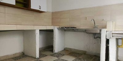 Este acogedor apartamento para alquiler se encuentra ubicado en la ciudad de Medellin, en el sector de el Naranjal. Su privilegiada ubicación lo convierte en un lugar ideal para aquellos que buscan vivir en un entorno tranquilo, rodeado de naturaleza y con todas las comodidades necesarias para una vida cómoda.

 

Con un área total de 82 metros cuadrados, este inmueble cuenta con una construcción de la misma medida, distribuida en una espaciosa área privada de 82 metros cuadrados. En su interior, encontrarás 3 acogedoras alcobas, perfectas para acomodar a una familia pequeña o a un grupo de amigos. Además, cuenta con un baño completo que brinda mayor comodidad a sus habitantes y un baño privado. 

 

Entre sus características internas, este apartamento cuenta con servicios de agua y electricidad, lo que garantiza un funcionamiento óptimo de todos sus sistemas. 

 

La cocina cuenta con todo lo necesario para preparar deliciosos platillos y disfrutar de momentos culinarios en familia. Además, cuenta con una zona de lavandería, equipada con lavadero y espacio para la instalación de una lavadora.

 

Su ubicación privilegiada te permitirá disfrutar de parques cercanos para realizar actividades al aire libre. Además, se encuentra en una zona residencial, lo que garantiza tranquilidad y un ambiente seguro para tus seres queridos.

 

En resumen, este apartamento para alquiler en Medellín, es una excelente opción para aquellos que buscan un hogar cómodo y bien ubicado. No pierdas la oportunidad de vivir en este acogedor inmueble y ¡agenda tu visita hoy mismo!
