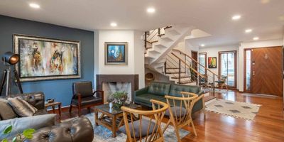 Ofrecemos para la venta una espectacular casa en Chía, Cundinamarca, que combina naturaleza y confort en un entorno único. La casa cuenta con una amplia terraza y jardín, además de un encantador patio interior y otro exterior, ideales para disfrutar del aire libre. La cocina es abierta, tipo americana con barra, y conecta fluidamente con el comedor. Destacamos el family room y la chimenea a gas, perfectos para momentos de relax.

Ubicada en un conjunto cerrado que garantiza seguridad 24 horas, la casa ofrece acceso a senderos ecológicos, un salón de juegos, piscina climatizada, un clubhouse y relajantes áreas verdes. Desde su balcón se puede disfrutar de una espectacular vista a las montañas. Esta vivienda es perfecta para quienes valoran la tranquilidad sin renunciar a servicios y comodidades.

No dejes pasar esta oportunidad y agenda tu visita para conocer personalmente esta maravillosa propiedad. ¡Te esperamos!