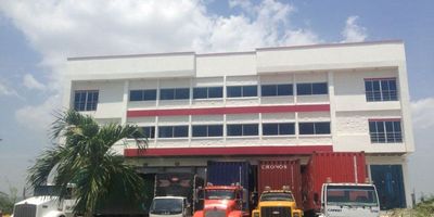 Esta Bodega ubicada en una Zona Franca vía mamonal, sector industrial y comercial de Cartagena, con acceso a todos los servicios públicos y a importantes vías principales. Por estar ubicada en Zona Franca sus usuarios gozan variadas ventajas fiscales, cambiarias, de capitales, financieras y de trámites.
Tiene una altura útil de 14 metros, piso en placa de concreto de 20 centímetros, estructura en vigas metálicas, cubierta en láminas termoacústicas sobre perfiles metálicos y algunas laminas traslucidas para el mejoramiento de la iluminación,
parqueadero de vehículos, bahía de cargue y descargue de tractocamiones. 
Tiene 3 niveles:
Piso 1: área de la bodega altura útil de 4 metros, recepción,2 baños, y espacio para oficina.
Piso 2: salón amplio, 2 baterías de baños, cocina y oficina. 
Piso 3: Espacio para oficina, altura libre de 3.0 metros, y gran salón con divisiones modulares, 2 baterías de baños y  oficina para gerencia con baño interno.
Agenda tú cita y p...