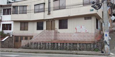 VENTA DE CASA CON 4 RENTAS: GARAJE CON NEGOCIO - APARTAMENTO DE 3 HABITACIONES , 2 BAÑOS , SALA COMEDOR,COCINA CON GABINETES Y ESTUFA, PISOS EN MARMOL - APARTAMENTO DE 2 HABITACIONES , 1 BAÑO , COCINA SENCILLA,SALA COMEDOR , PISOS EN CERAMICA .-APARTAESTUDIO DE 1 HABITACIONES , 1 BAÑO, SALA  COMEDOR , PISOS EN CERAMICA. 
