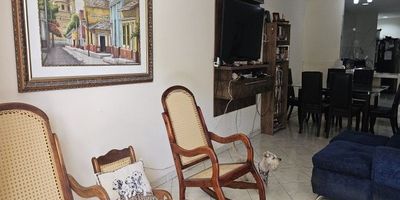 ¡Tu familia merece un hogar donde todos tengan su propio espacio!  Esta casa independiente de un solo nivel, con 162 M2 de área construida y 344 M2 en área lote, en el barrio Lucero combina amplitud, frescura y comodidad. Cuenta con 4 habitaciones: la principal  con su baño interior, la segunda con baño compartido,  la tercera fresca e iluminada, cada una una con su closet. Incluye una habitación independiente con baño interior, ideal para recibir visitas o generar ingresos extra, gracias a su acceso por caja de aire (callejón) con salida externa. Disfruta de  sala-comedor integrada con cocina abierta ideal para compartir en familia, un amplio estudio, habitación y baño de servicio. Sus áreas sociales son perfectas: gran terraza, patio con zona de labores y una terraza posterior cubierta.  Un espacio perfecto para familias grandes que buscan comodidad, privacidad y opciones de crecimiento. ¡Ven a conocer tu nuevo hogar y enamórate!  Contáctame hoy mismo para agendar tu cita.