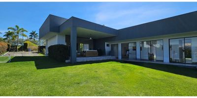 Aprovechando la topografía del lote y privilegiando la vista hacia un entorno verde y natural, aquí tienes una casa campestre con diseño flotado.

Diseñada  en L, construida en un sólo nivel y con mucho vidrio para favorecer la iluminación y ventilación natural y resaltar nuevamente la vista y el contacto con la naturaleza.

En la zona social, tiene doble altura, lo cual le da sensación de amplitud y frescura. Cuenta con sala comedor independientes, cocina abierta, alacena, zona de ropas y terraza cubierta hacia la zona verde posterior.

En la zona privada, cuenta con estudio que también podria ser una cuarta alcoba; dos alcobas con baño compartido y la alcoba principal, muy amplia, con baño privado, vestie y balcón.

Aquí puedes imaginar muchas posibilidades de acabados a tu gusto y hacerlas realidad. Así mismo, puedes aprovechar el espacio para construir tu propia piscina.

Cuenta además con depósito y un parqueadero doble cubierto, el cual se encuentra en construcción.

La casa está ubicada en conjunto cerrado con portería permanente; no obstante, por diseño, tiene cerramiento privado, lo que la hace aún más segura e independiente.

Contáctanos para agendar una visita.

 
