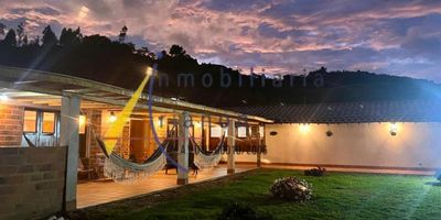 Vendemos casa finca ubicada en belmira antioquia, cuenta con un area de 1.600 metros y construidos 300 metros, sala, comedor, 4 alcobas, 4 closet, cocina integral, pipeta, 4 baños cabinados, agua caliente en (ducha electrica), piso en madera, zona bbq, zona de fogata, despensa, cuarto de herramientas, estrato 2.https://www.inmobiliariatrianon.com/inmueble/5805