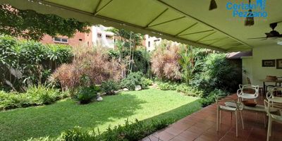 Vendemos esta imponente casa con terraza en el exclusivo barrio El Golf. Con 495M2 construidos, cuenta con  balcón, sala, comedor, cocina integral, 4 habitaciones, 3 baños, alcoba y baño de servicio, además de amplios espacios como patio y terraza que brindan confort y funcionalidad. Su diseño cálido, destaca con su distribución, pisos en mármol y acabados de excelente calidad. Dispone de 2 parqueaderos internos, así como una bahía para 6 vehículos externos, ofreciendo máxima comodidad y amplitud en una ubicación privilegiada en la ciudad. Contáctanos para más información y agenda una visita. 321 8521992.