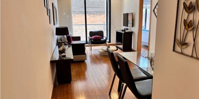 amoblado, area 57 mts, una alcoba con walkin clóset y terraza, un baño completo, un baño social, sala con balcón, comedor,  cocina abierta, zona de lavandería, dos parqueaderos, edificio con gimnasio, parqueaderos de visitantes, seguridad 24 Horas, canon incluida la administracion apts c-dos
