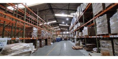 La bodega cuenta con:


 
 Altura libre de 7 metros, ideal para almacenamiento de gran volumen o procesos industriales.
 
 
 Piso de alta resistencia, soporta hasta 5 toneladas por metro cuadrado, garantizando seguridad y eficiencia para maquinaria pesada o mercancías de gran peso.
 
 
 Sistema de detección de incendios, cumpliendo con los más altos estándares de seguridad.
 
 
 Diseño funcional que facilita las operaciones de carga y descarga.
 


Esta propiedad es perfecta para empresas que buscan optimizar su logística en una ubicación privilegiada, con cercanía inmediata a las principales vías de acceso, al aeropuerto y a corredores estratégicos de transporte.

? Ubicación premium, sector ideal para el crecimiento de su operación.
