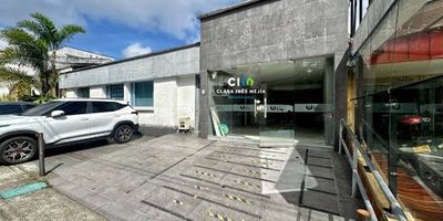 Local en Álamos  Ideal para IPS, supermercado, spa clinica o negocio de alto impacto. Se vende amplio local, en zona principal y estratégica de Pereira, con un área de 608 m de lote y 732 m construidos, perfectamente diseñado para funcionar como IPS, clínica, centro médico o cualquier empresa que requiera múltiples espacios. Actualmente el local cuenta con 17 consultorios totalmente adecuados. 5 baños distribuidos estratégicamente. Zona de facturación y servicio al cliente. Área de espera cómoda para usuarios. Espacios de almacenamiento.Además, su amplitud y ubicación privilegiada también lo convierten en una excelente alternativa para un supermercado, gimnasio, centro educativo o negocio de gran formato que necesite estar en un sector altamente concurrido. Beneficios flujo constante de personas. Excelente accesibilidad y transporte. Espacios listos para adecuarse a las necesidades de tu negocio.Ideal para empresas que buscan crecer con respaldo y proyección.