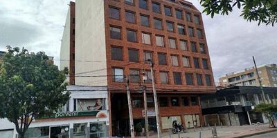 Oficina en un segundo piso en el edificio las villas, con vista externa en un área de 40mts² ubicada en el barrio santa paula, localidad Usaquén. Cuenta con un espacio de área de recepción una cocina semi integral, un espacio para oficina con baño privado, servicio de agua incluido en la cuota de administración, Luz independiente y no cuenta con servicios de gas. Cuenta con parqueadero con servidumbre. El edificio cuenta con vigilancia, ascensor y Cómodas vías de acceso como la carrera 15, calle 116 y calle 100. Centros comerciales como Santa Bárbara, almacenes como Carulla