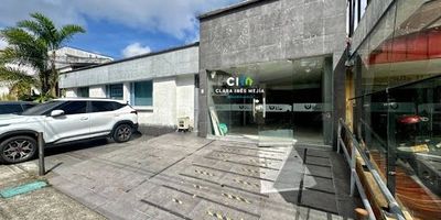 Local en Álamos  Ideal para IPS, supermercado, spa clinica o negocio de alto impacto. Se arrienda amplio local, en zona principal y estratégica de Pereira, con un área de 608 m de lote y 732 m construidos, perfectamente diseñado para funcionar como IPS, clínica, centro médico o cualquier empresa que requiera múltiples espacios. Actualmente el local cuenta con 17 consultorios totalmente adecuados. 5 baños distribuidos estratégicamente. Zona de facturación y servicio al cliente. Área de espera cómoda para usuarios. Espacios de almacenamiento.Además, su amplitud y ubicación privilegiada también lo convierten en una excelente alternativa para un supermercado, gimnasio, centro educativo o negocio de gran formato que necesite estar en un sector altamente concurrido. Beneficios flujo constante de personas. Excelente accesibilidad y transporte. Espacios listos para adecuarse a las necesidades de tu negocio.Ideal para empresas que buscan crecer con respaldo y proyección.