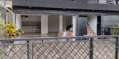 Local de dos niveles con amplios espacios, construcción abierta, ideal para comida tipica, Primer nivel con cocina, con instalación a gas, baño, zona de preparación. Segundo piso zona para mesas. Facil acceso, zona de restaurantes  Informes Sofía Chavez  Fernando Angel 