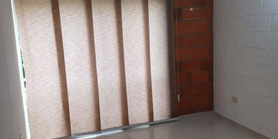 Oportunidad unica de adquirir una vivienda amplia y bien ubicada en el sector de Villa Verde. Ideal para familias que buscan comodidad y cercania a servicios esenciales.

Caracteristicas del inmueble

4 habitaciones espaciosas
2 baños con ducha
Sala comedor
Cocina semi integral
Patio
Gas domiciliario y agua caliente

La propiedad se encuentra alquilada por lo que las visitas se programan con cita previa con minimo dos dias de anticipacion.