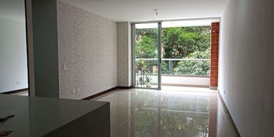 Apartamento en arrendamiento en el sector de la intermedia por la loma del Esmeraldal en Envigado. Cuenta con buenos acabados, amplios y cómodos espacios, excelente iluminación natural, todo dentro de un entorno familiar y tranquilo. En unidad con zonas húmedas completas, parque infantil, gimnasio BBQ, sauna y turco. Cercano a gimnasios, restaurantes del sector con amplia oferta gastronómica. Cómodas vías de acceso y con facilidad de abordaje a rutas de transporte público. 