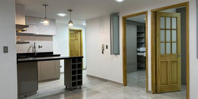 Arriendo apartamento remodelado, con acabados de primera, es interior, lo cual le da un ambiente de tranquilidad y armonía, cuenta con barra estilo americana en la cocina, las habitaciones tienen closets modernos, la principal cuenta con un baño privado. La zona de lavandería es independiente. En general el apartamento tiene una excelente distribución. Cuenta con chip de ingreso al edificio.