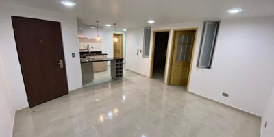 Arriendo apartamento remodelado, con acabados de primera, es interior, lo cual le da un ambiente de tranquilidad y armonía, cuenta con barra estilo americana en la cocina, las habitaciones tienen closets modernos, la principal cuenta con un baño privado. La zona de lavandería es independiente. En general el apartamento tiene una excelente distribución. Cuenta con chip de ingreso al edificio.