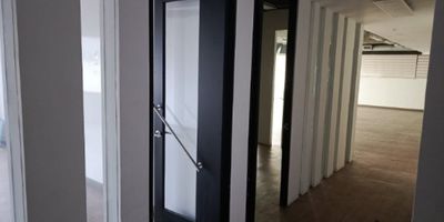 Arriendo Local Comercial Exclusivo, amplio, comodo en el Sector de Capricentro-Itagui por la Autopista Sur.&nbsp;Puede ser usado como oficina y/o Comercio y ventas, Es un area de 379 m² Cuenta con baños,Meson de cocina en aluminio,  piso en madera laminada y tiene zona de parqueo.
Si lo que buscas es un espacio agradable,estratejico y visibilidad para tu negocio u oficina esta zona de alta circulación peatonal y vehicular es Ideal. Tiene fácil acceso llámanos ya agendamos una cita para que puedas visitar y conocer este fabuloso local.Contáctanos 3104289911 agenda tu visita.¡Dale a tu negocio la ubicación que merece!