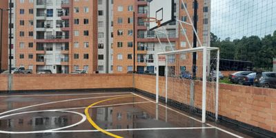 EN CYC INVERSIONES INMOBILIARIAS Vendemos en el municipio de Madrid, sector de la prosperidad cerca a la variante este hermoso y remodelado apartamento  para re-estrenar, ubicado en el piso séptimo, de 52 metros cuadrados, tres habitaciones con closet, dos baños completos, sala comedor con balcón, cocina semi integral, pisos cerámica, parqueadero comunal, BBQ, piscina, ludoteca, parque infantil, sala de juegos, zona pet.buena vista, espacios bien distribuidos
Precio negociable