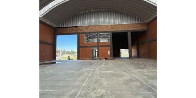 Se arrienda bodega ubicada en Madrid, Cundinamarca, dentro de parque industrial, ideal para operaciones logísticas, de almacenamiento o producción.

La bodega cuenta con:


 
 Área construida total: 1.454 m²
 
 
 Área de bodega: 1.059 m²
 
 
 Área operativa: 395 m²
 
 
 Patio de maniobras: 270 m²
 
 
 Estrato: 3
 
 
 Resistencia de piso: 4 toneladas por m²
 
 
 Capacidad eléctrica instalada: 25 kVA
 


Su ubicación estratégica dentro de un parque industrial consolidado garantiza seguridad, fácil acceso y cercanía a las principales vías de la región.
