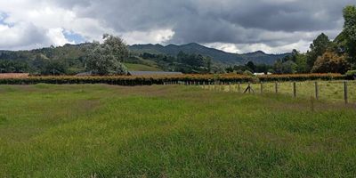 Lote disponible para arriendo en el Tablazo, cuenta con un area de 2.500 m2, ubicado en excelente zona comercial, con gran afluencia de peatones y vehículos. Ideal para tu negocio!