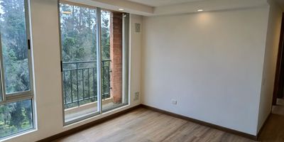 Apartamento ubicado en el Conjunto Residencial Opalo, dentro de la Ciudadela La Prosperidad en Madrid, Cundinamarca. Se encuentra en un piso alto, con excelente iluminacion natural y vista panoramica. El inmueble cuenta con 3 habitaciones, 2 banos, sala-comedor, cocina integral abierta, zona de lavanderia independiente y un balcon que aporta amplitud y ventilacion. El conjunto residencial ofrece diversas zonas comunes como salon social, gimnasio, zonas verdes, parque infantil, canchas deportivas y zona pet, lo que garantiza un ambiente familiar y funcional. Su ubicacion estrategica brinda acceso cercano a supermercados, droguerias, colegios, restaurantes y transporte publico que conecta facilmente con el centro de Madrid, Funza, Mosquera y Bogota. Es un apartamento ideal para familias que buscan un espacio comodo, moderno y seguro en un sector residencial de gran crecimiento y valorizacion.