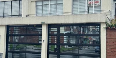 Codigo 19106. Casa amplia de 166.87 m² con 3 habitaciones, 5 baños, 3 parqueaderos, estudio, mezzanine, patio, cocina americana y sala comedor. Una propiedad ideal para vivir con comodidad y estilo en una zona con gran proyección.Ubicación estratégica: Castilla está conectada a vías principales como Calle 80 y Avenida Boyacá, facilitando el acceso rápido al centro y otras zonas clave de Bogotá. Excelente conectividad para el día a día.Transporte público: Acceso a múltiples rutas de TransMilenio y buses, que permiten movilidad ágil en toda la ciudad.Entorno residencial consolidado: Barrio tradicional, seguro y tranquilo, perfecto para familias que buscan estabilidad y calidad de vida.Servicios cercanos: Supermercados, colegios, centros de salud, parques y comercio local para todas tus necesidades diarias.Precio accesible y valorización: Castilla ofrece una excelente relación precio-calidad y potencial de valorización gracias al desarrollo urbano continuo.Espacios recreativos y comunidad activa completan una oferta ideal para vivir o invertir en Bogotá. ¡No pierdas esta oportunidad!