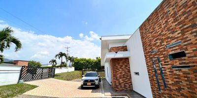 En venta espectacular casa campestre ubicada en uno de los condominios mas exclusivos de la ciudad de Pereira. Esta propiedad localizada en Combia cuenta con un lote de 2000 metros cuadrados y una casa construida de 200 metros cuadrados. La casa es de un solo piso y se distribuye de la siguiente manera cocina integral abierta con barra estilo americano, sala comedor, cuarto de ropas, 3 habitaciones, 3 baños y amplia zona de parqueadero.

La casa se encuentra en excelente estado de conservacion, muy iluminada y ventilada. El lote tiene una topografia totalmente aprovechable para sembrar frutales y ya cuenta con la adecuacion para construir una piscina.

A tan solo 20 minutos del centro de Pereira, esta propiedad campestre es una gran oportunidad para vivir en la casa de tus suenos.