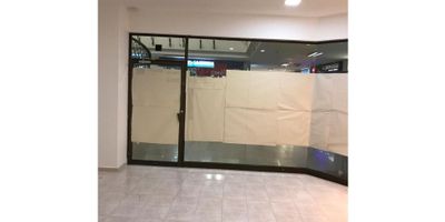 ¡Ahora tienes la oportunidad de alquilar un increíble local ubicado en la hermosa ciudad de Cartagena de Indias, Colombia! Este local se encuentra en la actividad y vibrante barrio de Bolívar, ofreciéndote una amplia gama de posibilidades para establecer tu negocio.

Con un área construida de 33.79 metros cuadrados, este amplio local es perfecto para comenzar o expandir tu emprendimiento. En su interior, encontrarás todas las comodidades necesarias para brindar una excelente experiencia a tus clientes, incluyendo un baño completo y funcional. Además, contarás con los servicios básicos de agua, baño auxiliar y electricidad, para que no tengas que preocuparte por nada más que hacer crecer tu negocio.

Al elegir este local para alquilar, también podrás disfrutar de todas las ventajas que ofrece su privilegiada ubicación. Con fácil acceso a centros comerciales, podrás estar en el centro de la acción y atraer a más clientes. Además, al estar en una vía principal, tu negocio tendrá una excelente visibilidad y será fácil de encontrar para todos. Y si necesitas transporte público, no te preocupes, ¡está justo en las cercanías!

Otra gran ventaja de este local es la seguridad que ofrece. Con vigilancia constante, podrás tener la tranquilidad de que tu negocio y tus clientes estarán a salvo en todo momento. Además, al estar en una zona comercial, estarás rodeado de otros negocios y establecimientos, creando un ambiente dinámico y atractivo para atraer a más clientes.

No pierdas esta gran oportunidad de alquilar un local en una de las ciudades más turísticas y en auge de Colombia. Este local ofrece todo lo que necesitas para hacer crecer tu negocio y convertirlo en un éxito. ¡Contáctanos hoy mismo y asegura tu lugar en este increíble local en Cartagena de Indias!
