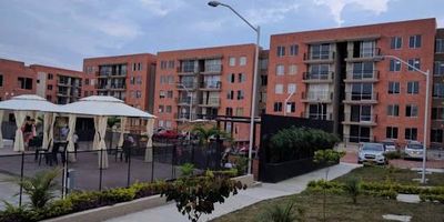 ¡Oportunidad de venta en Arboleda Campestre – Conjunto Cámbulo!

Vendemos cómodo y funcional apartamento ubicado en el quinto piso (sin ascensor), con un área total de 62 m². Cuenta con tres habitaciones con excelente iluminación natural, dos baños, sala-comedor con balcón ideal para disfrutar del aire libre, cocina semi integral, espacio para estudio o zona de trabajo, y área de lavado independiente.

El conjunto residencial ofrece amplias zonas sociales y de esparcimiento, incluyendo piscinas para adultos y niños, cancha deportiva, parque infantil, salón social para eventos y vigilancia privada las 24 horas. Además, dispone de parqueadero comunal para residentes y visitantes. Ubicado en una zona tranquila, rodeada de naturaleza y con excelente proyección de valorización, este apartamento es una excelente opción tanto para vivir como para invertir.