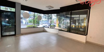 Local comercial en venta en Bucaramanga, ubicado en el barrio Mejoras Públicas, Santander. Este local en zona comercial ofrece un área de 34.70 m², ideal para su negocio. Cuenta con un amplio salón y un baño, facilitando su adaptación a diversas actividades. Con 15 años de antigüedad y en estrato 4, representa una oportunidad de inversión. Precio de venta: $290,000,000. Para más información o para programar una visita, puede contactarnos por WhatsApp, solicitar que le contactemos o ver nuestros teléfonos.