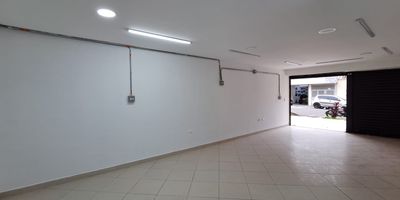 Se arrienda local comercial en Belen san Bernardo sobre via principal. Este espacio ofrece alta visibilidad, ideal para negocios que requieran exposicion constante al publico. Excelente flujo peatonal y vehicular Vitrina amplia y estrategica para exhibicion de productos Cercano a rutas de transporte publico Zona con facilidad de parqueo para clientes Entorno comercial consolidado y de alta demanda. Este local representa una gran oportunidad para emprendedores o empresas que buscan establecerse en un punto clave de la ciudad. Contactanos para agendar una visita y recibe asesoria personalizada.