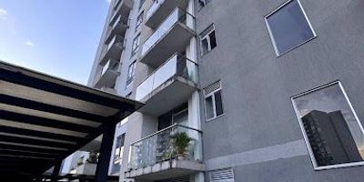 Este acogedor apartaestudio combina comodidad, diseño moderno y una excelente ubicación. Perfecto para quienes buscan un espacio práctico y funcional, con acabados bonitos y un ambiente muy agradable para vivir.El conjunto cuenta con una zona social amplia y bien diseñada, ideal para disfrutar de momentos de descanso, recreación y compartir en familia o con amigos. Además, su ubicación en el sector La Macarena te permite tener todo al alcance supermercados, transporte público, vías de fácil acceso y cercanía a Pereira en pocos minutos. Beneficios destacadosApartaestudio moderno y bien distribuido.Conjunto con excelente zona social.Sector tranquilo y con gran valorización.Cercano a comercios, colegios y transporte.Una opción perfecta tanto para vivir como para invertir.