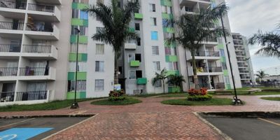 Hbc. Apartamento en venta, conjunto Carbonero de 56 mts, con vista interior, ubicado en piso ocho Torre tres  ascensor, parqueadero propio. Dos habitaciones, dos baños, sala comedor, zona de estudio, balcón, cocina integral y zona de lavandería, parqueadero propio. Tiene piso de cerámica en todas sus zonas. La unidad cuenta con zonas verdes, zona para niños, salón social, cancha de fútbol, piscina para niños y adultos y vigilancia privada las 24 horas. Cerca a centro comercial Chipaya y Alfaguara; cerca a almacenes de cadena Éxito, D1 y Ara; cerca a colegios y universidades; Vías de acceso por la Av Sachamate, a quince minutos del sur de Cali.
