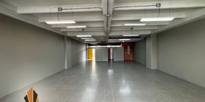 Bodega en arriendo en Guayabal. 
Este es el lugar que estas necesitando para tu negocio. Está ubicado cerca de la terminal del Sur, fácil acceso por la Av. Guayabal y la Autopista Sur. cuenta con un área de 134 m2, con una altura de 4 metros. El inmueble esta en un segundo piso, tiene cocineta y pozuelo, circuito cerrado de seguridad, tipo de energía monofásica. La Bodega cuenta con zona de cargue y descargue, puerta vidriera, ideal para oficinas o almacenamiento, baño privado, piso en cerámica y cemento. Parqueaderos privados. La zona es industrial. Contáctanos!!! con gusto te ayudaremos en el proceso. Nota: el valor del arriendo no incluye IVA. Aplica cobro de IVA según la normatividad vigente. ¡Contáctanos!