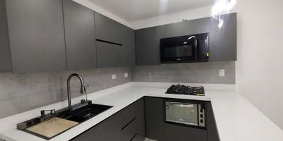 Apartamento en venta en Medellín, Guayabal, con 3 habitaciones, 1vestir, 3 closets, estudio, sala comedor, cocina integral, 2 baños, zona de ropas, balcón, parqueadero privado y cuarto útil. La unidad cuenta con vigilancia privada, salón social, gimnasio, parque infantil, cicloruta, senderos verdes, cuarto de juegos, turco, piscina y cancha de fútbol. Ubicado en un sector tranquilo, con fácil acceso y excelentes rutas de transporte. Contáctanos en Epicasa para más detalles.
