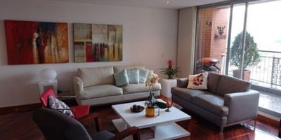 Apartamento en venta – Conjunto Residencial Bora Bora, Lagos de Córdoba, Bogotá D.C.

Oportunidad única de adquirir un apartamento completamente remodelado, con excelente ubicación en uno de los sectores residenciales más exclusivos de la ciudad.

La propiedad cuenta con 198.01 m², distribuidos en:


 
 4 habitaciones amplias
 
 
 5 baños modernos
 
 
 Sala y comedor con chimenea
 
 
 Balcón con excelente iluminación natural
 
 
 Cocina integral
 
 
 Zona de ropas y cuarto de servicio
 
 
 Depósito grande
 
 
 Parqueadero cubierto independiente (3 en total)
 


El conjunto residencial ofrece espacios diseñados para el confort de toda la familia:


 
 Piscina
 
 
 Gimnasio
 
 
 Juegos infantiles
 
 
 Salón de eventos
 
 
 Sala de juntas
 
 
 Parqueaderos de visitantes
 


Gastos de administración: $1.384.000
Estado de conservación: Excelente

Además, aceptamos financiación con todos los bancos, lo que facilita el proceso de compra.

Una propiedad exclusiva, lista para habitar, con accesibilidad, seguridad y servicios de primer nivel.

Agenda tu visita y descubre tu próximo hogar.

T.
